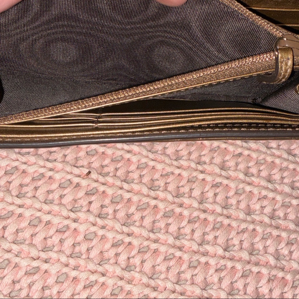 Gucci Metallic Gold Clutch with Chain - Picture 4 of 7